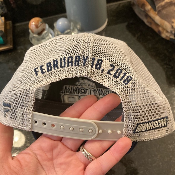NASCAR fanatics 2018 60th anniversary Daytona 500 trucker hat with bottle opener - Picture 3 of 4